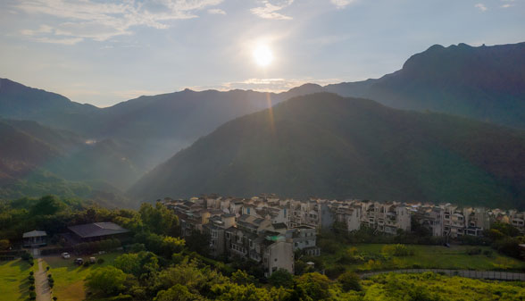 納囊寺遠眺雪山山